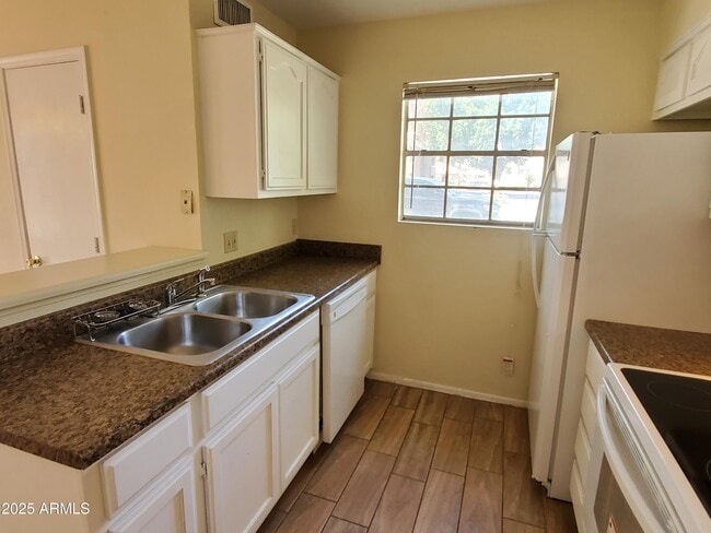 Building Photo - 625 S Westwood