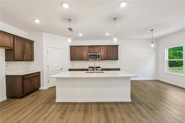 Building Photo - 204 Silverleaf Trl