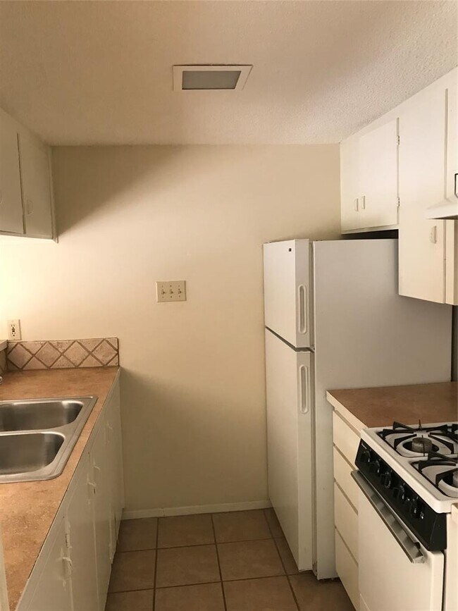 Building Photo - 2610 Salado St