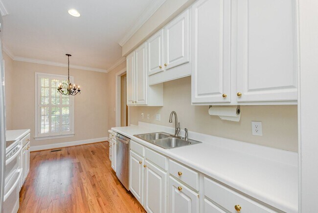 Building Photo - Spacious Townhome in the Heart of Raleigh,...