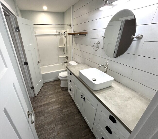 Building Photo - Beautiful Farmhouse 3 Bed / 2 Bath — Section 8 Accepted!