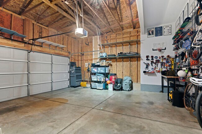 Building Photo - Central Park Prime Location Home - 3 Bed, 3 Bath, 2 Car Attached Garage