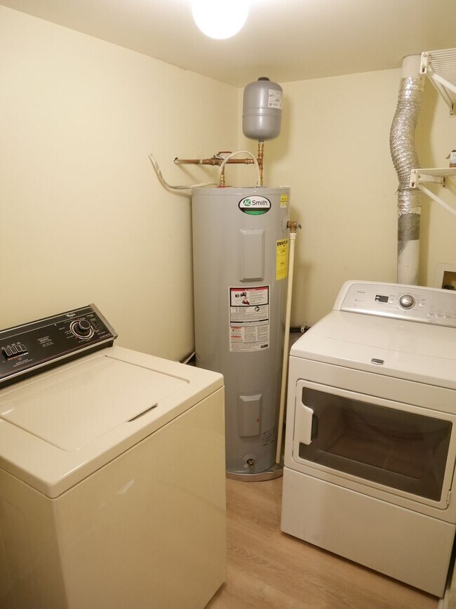 Building Photo - Beautiful 2 Bedroom Condo with a Loft- PRIME LOCATION!!