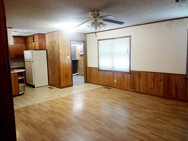 Building Photo - 600 Paw Paw Rd