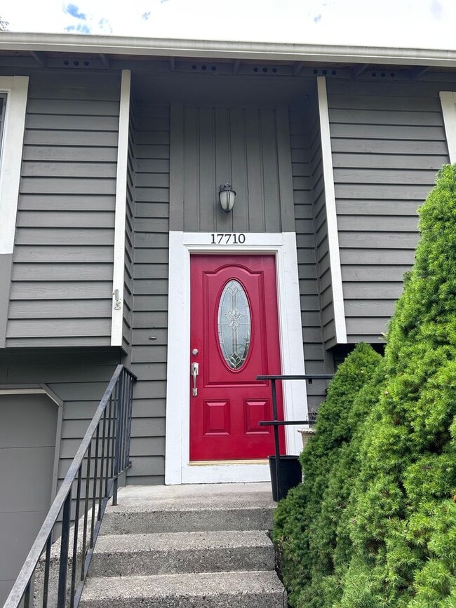 Building Photo - Beautifully Updated Fairwood Cul-de-Sac Home – Fresh Paint Throughout!