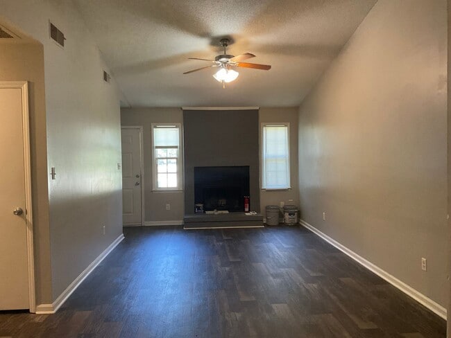 Building Photo - Charming 2 bedroom 2 bath duplex. Just a short drive to the area bases, shopping and fine dining....