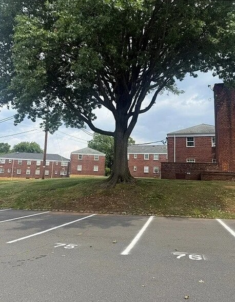 Building Photo - 10D W Roselle Ave