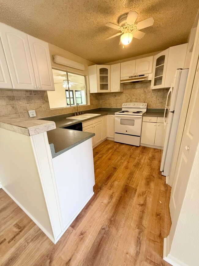 Building Photo - Spacious 3/2 in Club View Estates