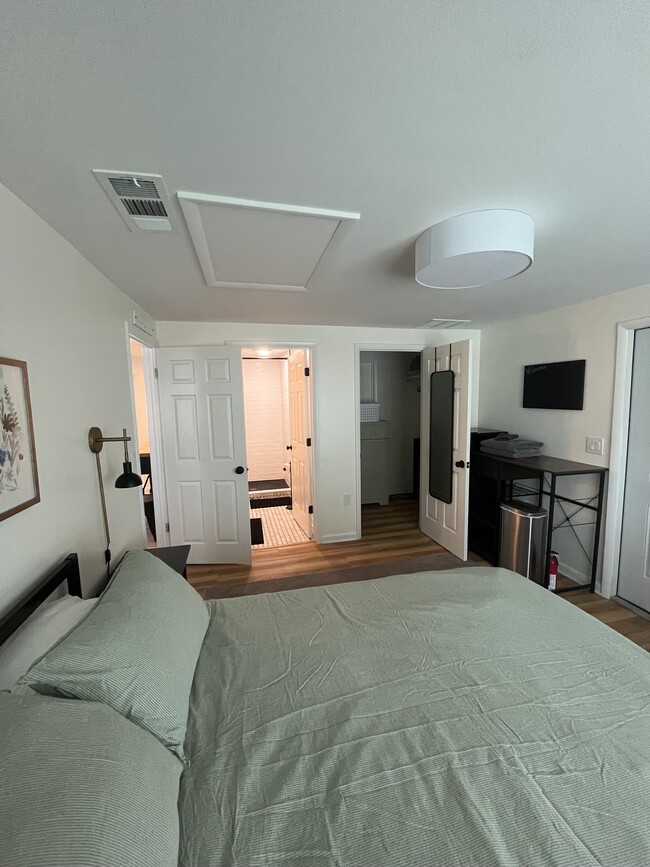 Building Photo - 1744 10th St SW