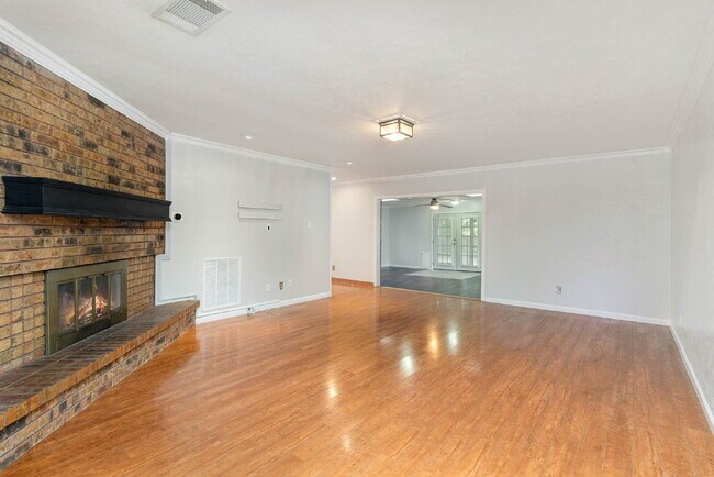 Building Photo - Great Entertaining Spaces!