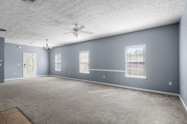 Building Photo - 2496 Lakeview Dr S