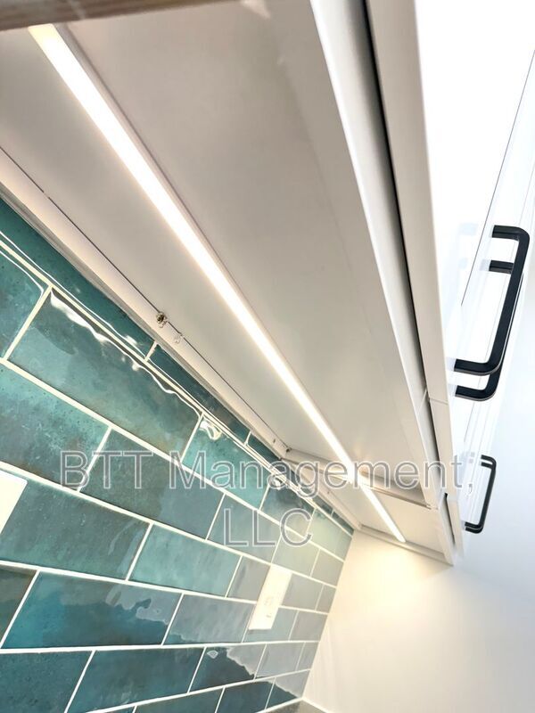 Building Photo - 8800 Plymouth St