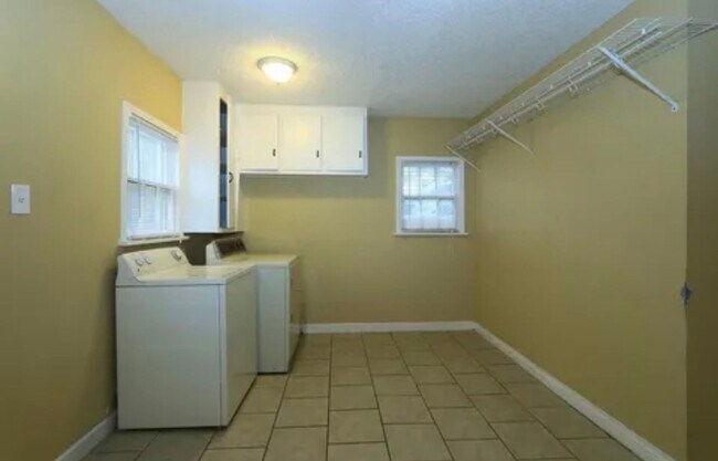 Building Photo - 4 bedrooms 2 Bath