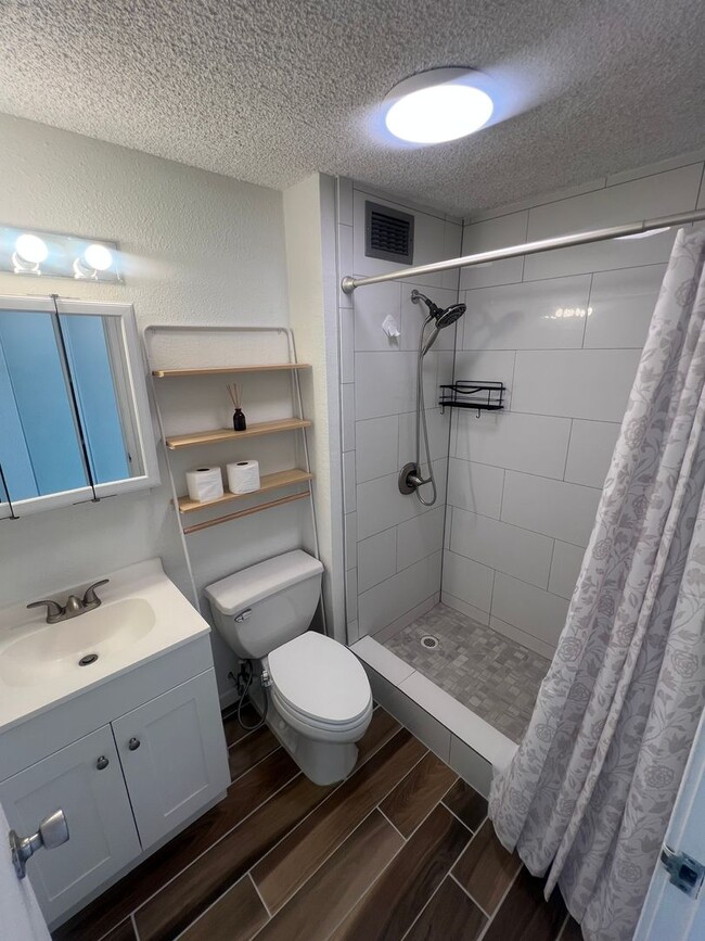 Building Photo - 1 bedroom in Waikiki!