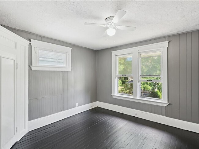 Building Photo - 10622 Hathaway Ave