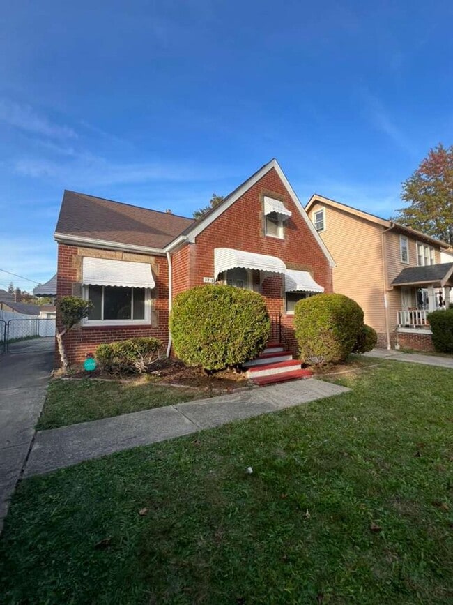 Building Photo - A Single family home with Garage in Garfield Heights