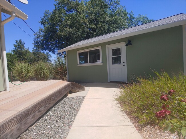 Building Photo - Lakeport location for retn!!