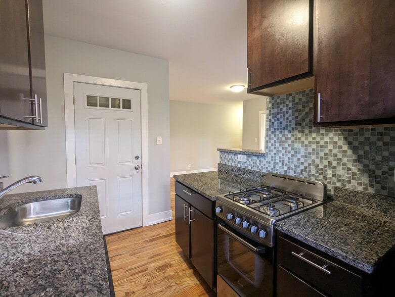 Building Photo - 908 W George St