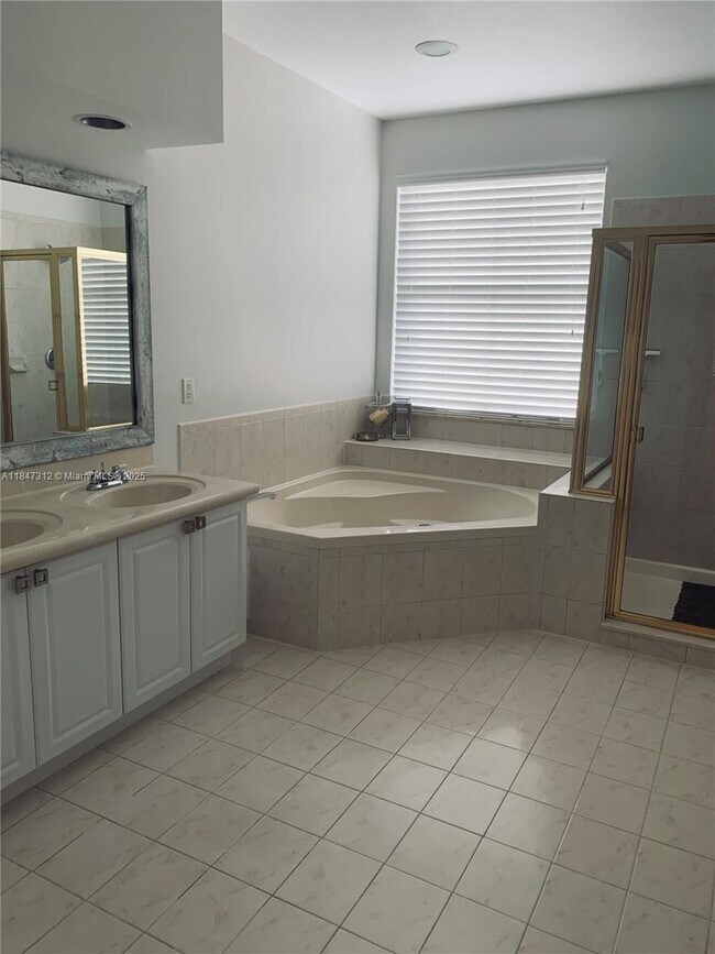 Building Photo - 4951 SW 38th Way