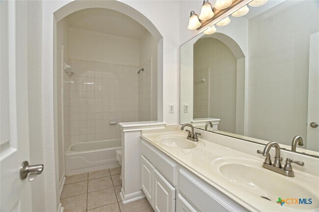 Building Photo - 2632 Henley Dr