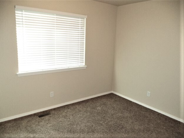 Building Photo - 868 Red Fern Dr