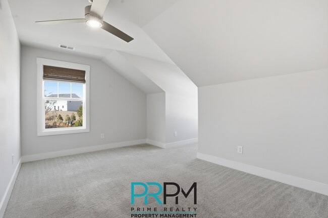 Building Photo - 2 Thornfield Dr