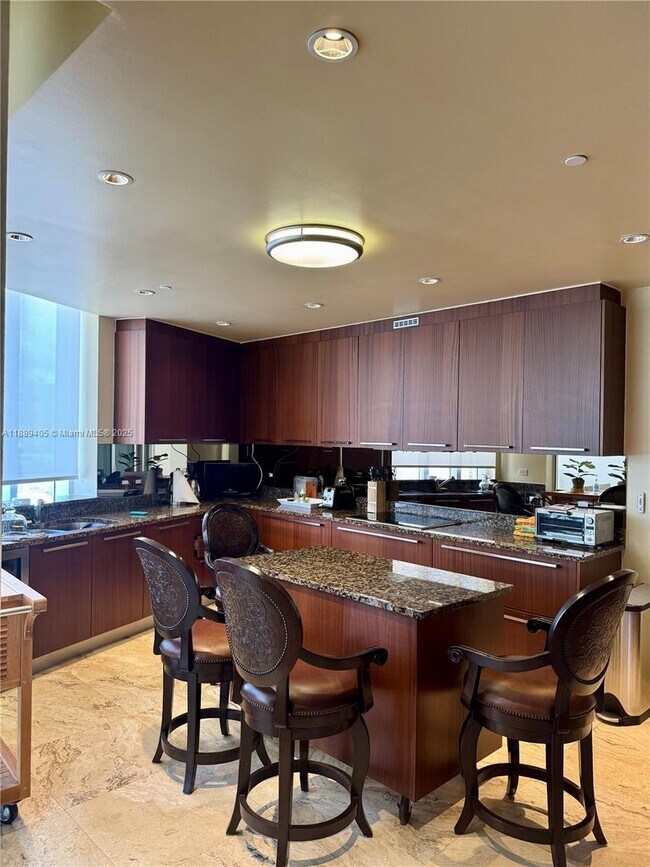 Building Photo - 16001 Collins Ave