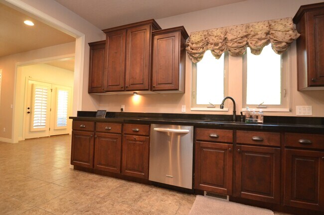 Building Photo - Stunning 6 bedroom 3 bathroom home in Daybreak South Jordan!!!
