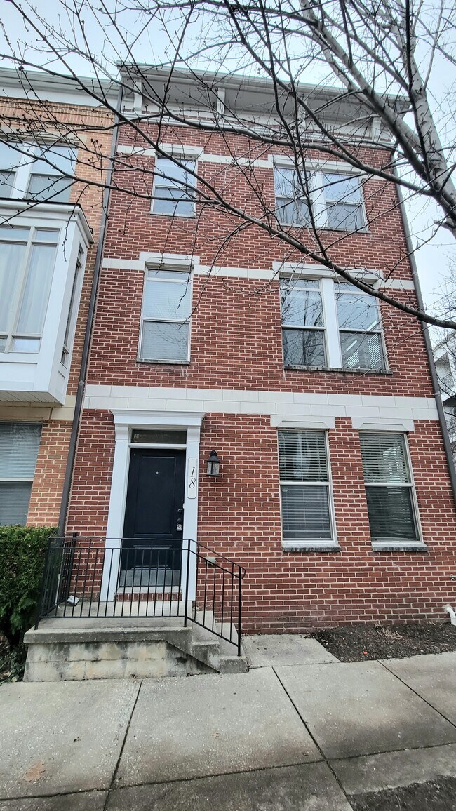 Building Photo - 18 S High St