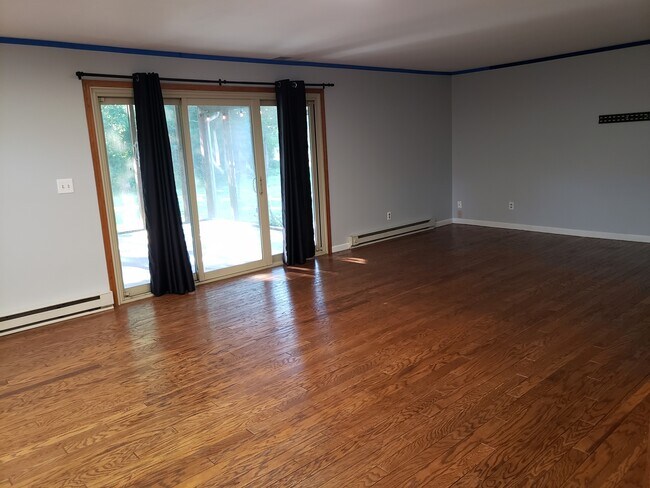 Building Photo - 926 Cedar Dr