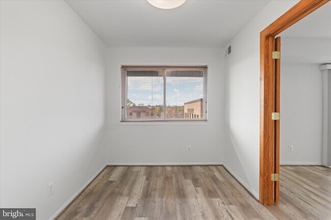 Building Photo - 214 Locust St SE