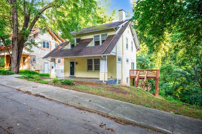 Building Photo - Beautifully updated House in Rivermont