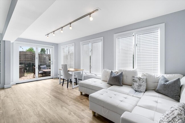 Building Photo - 4 Candlewood Birches