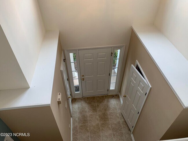 Building Photo - 3 Bed 3.5 Bath Townehome