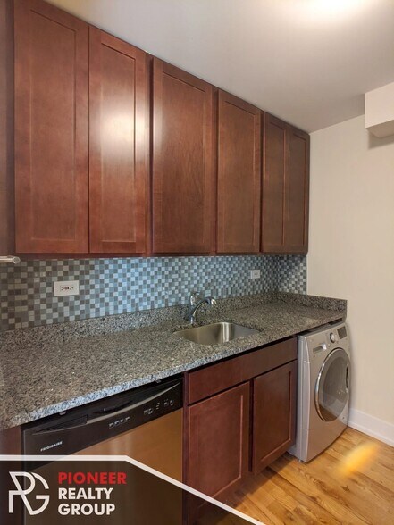 Building Photo - 557 W Arlington Pl
