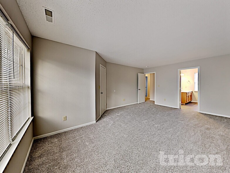 Building Photo - 5970 Draycott Dr