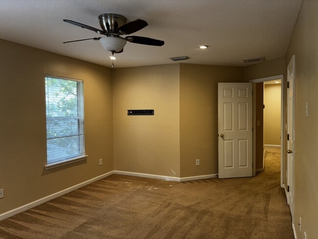Building Photo - 6844 Misty View Dr