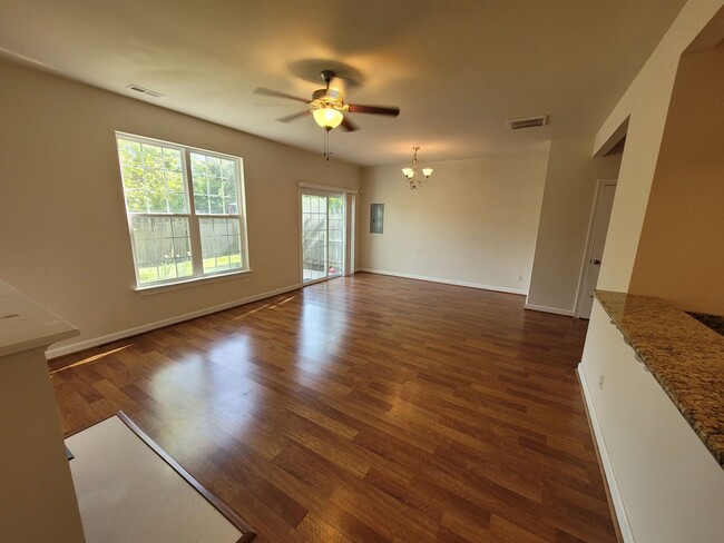 Building Photo - Gorgeous 3 bedroom, 2.5 bath townhome-styl...