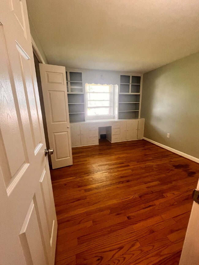 Building Photo - Charming Brick Rancher for Rent