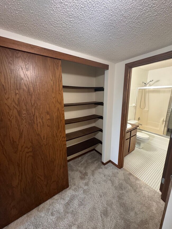 Building Photo - NOVEMBER MOVE-IN SPECIAL for qualified applicants $400 off 1 month's rent; AVAILABLE NOW - Gorgeo...