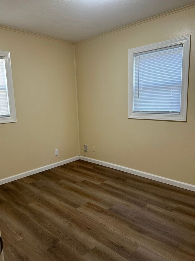 Building Photo - 3 Bedroom, 1 bath home with detached 1 car...