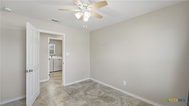 Building Photo - 1409 Highland Dr