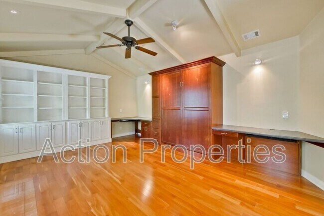 Building Photo - 450 Juanita Way