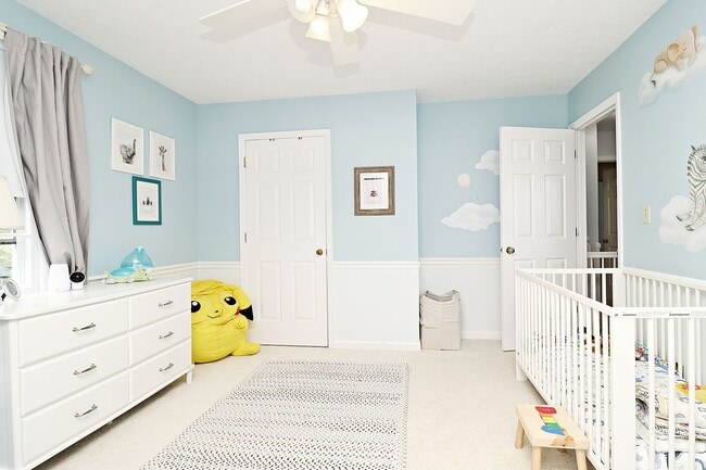 Building Photo - Beautiful Greenbrier Heights Home With Fen...