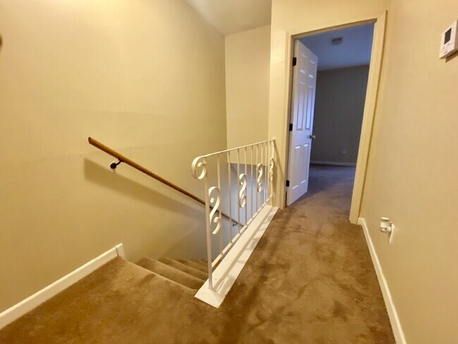 Building Photo - 2BR/2.5BA Townhome in Gated Community for Lease!