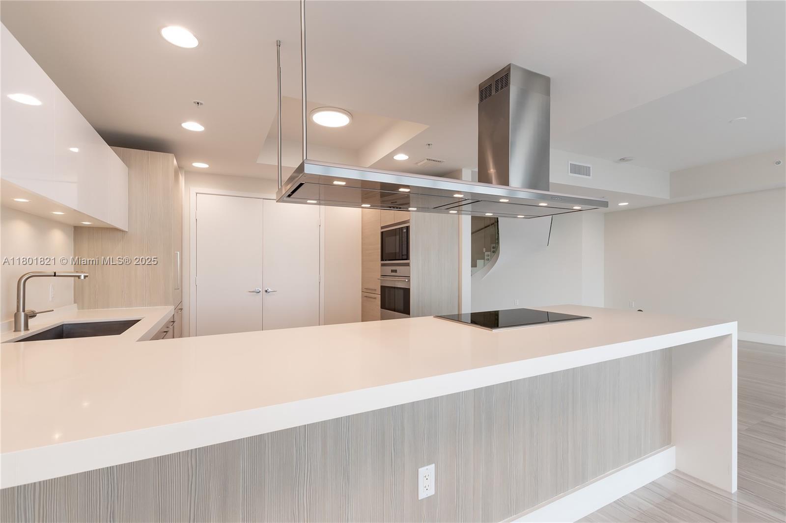 Building Photo - 17111 Biscayne Blvd