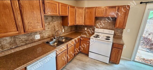 Building Photo - Beautiful House in South KC-Available NOW!!