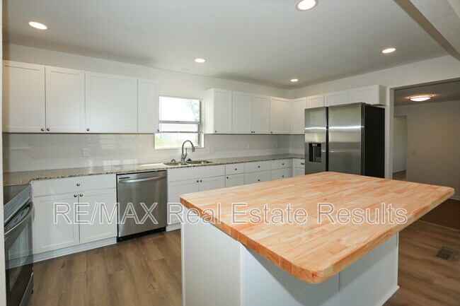 Building Photo - 1741 E 1st Ave