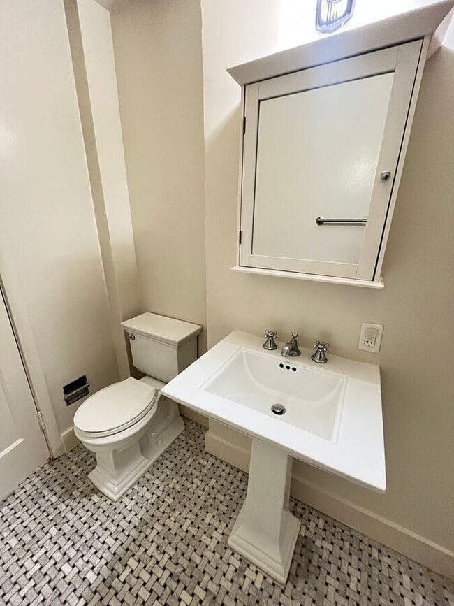 Building Photo - 465 Bellevue Ave