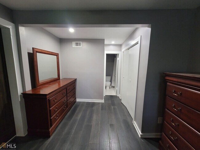 Building Photo - 2805 Northeast Expy